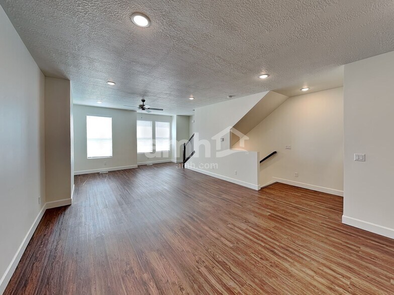 Building Photo - 6046 S Jordan Pkwy W