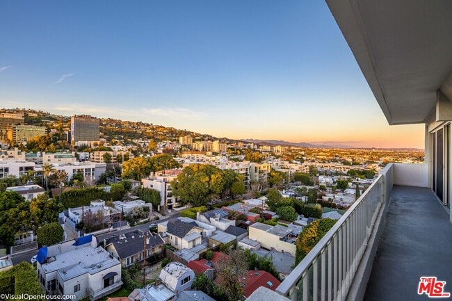 Building Photo - 838 N Doheny Dr