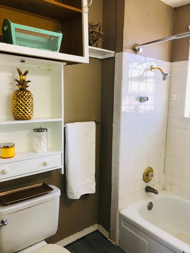 Building Photo - 200 off move in by May 15th!   ALL BILLS PAID! 2 bedrooms with 2 bath rooms that is a upstairs un...