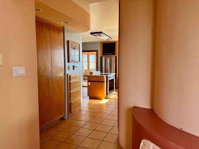 Building Photo - Sandia Heights Gem