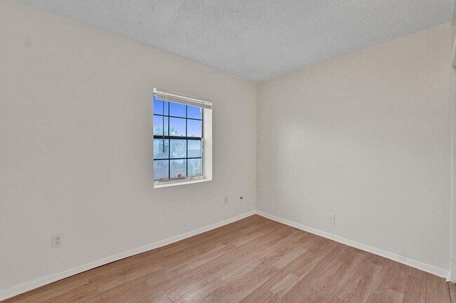 Building Photo - 3 BR / 3 BA + Patio + Parking AVAIL 8/1