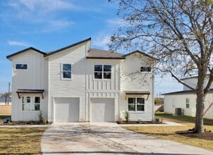 Building Photo - 218 E 20th St