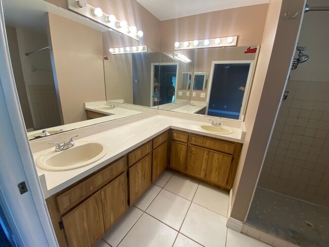 Building Photo - 3/2 East Orlando home Avail 06/10/2026