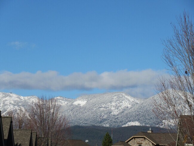 Building Photo - 2 Bed 2.5 Bath Furnished River Lakes Townhouse!