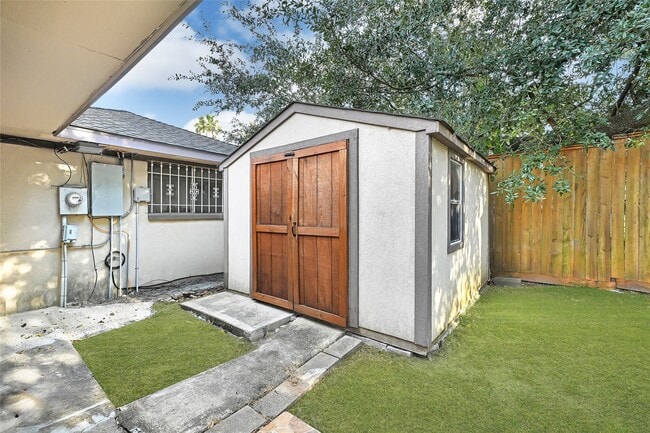 Building Photo - 10519 Pleasanton Dr