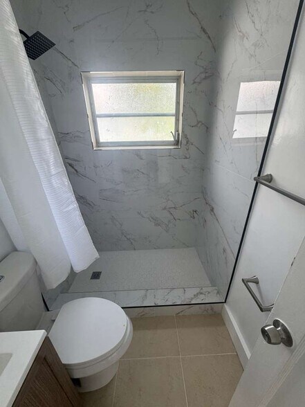 Building Photo - 35 W 61st St