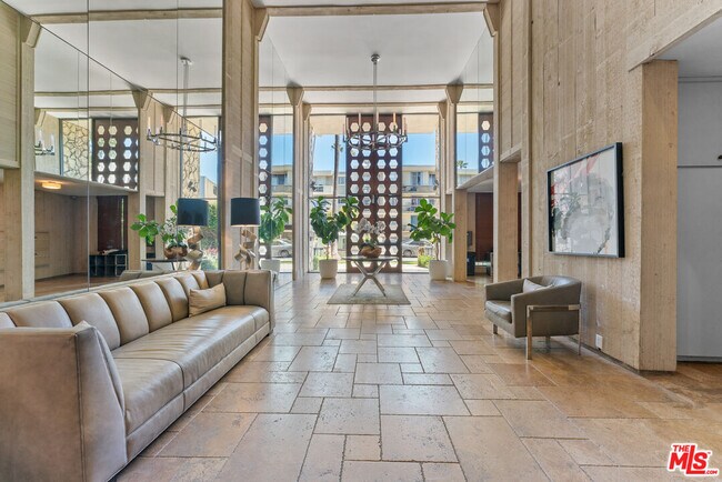 Building Photo - 809 S Bundy Dr