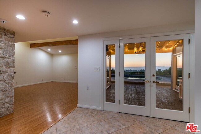 Building Photo - 3115 Dona Susana Dr