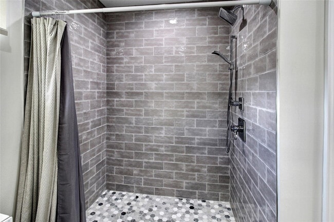 Building Photo - 211 SE 16th Ave