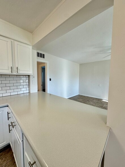 Building Photo - 2545 E Clarendon Ave