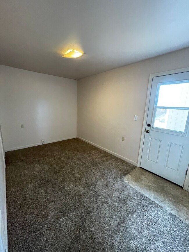 Building Photo - Nice 4 bedroom, 2.5 bath home featuring 1,...