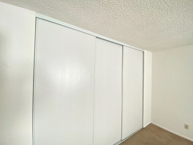 Building Photo - 1 Bedroom Condo in Pacific Beach.