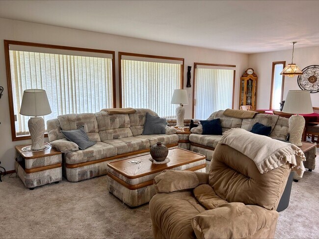 Building Photo - 4739 S Golf Course Dr