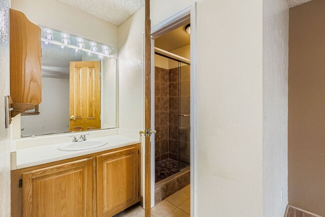Building Photo - Stunning 3/2.5 home in Arvada!