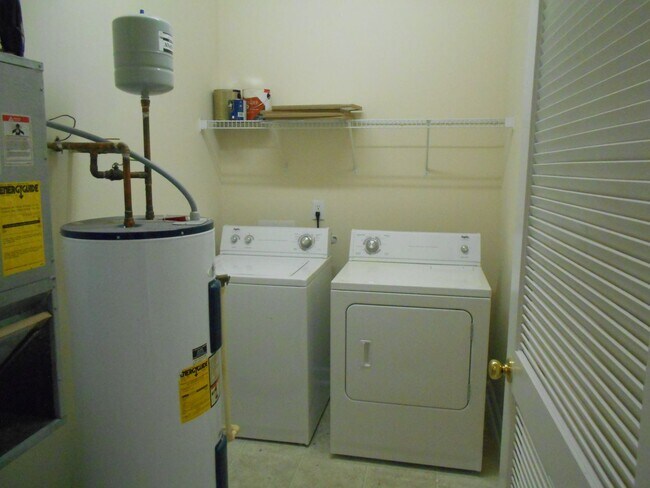 Building Photo - 3 bedroom, 2 bath condo in Carolina Willows