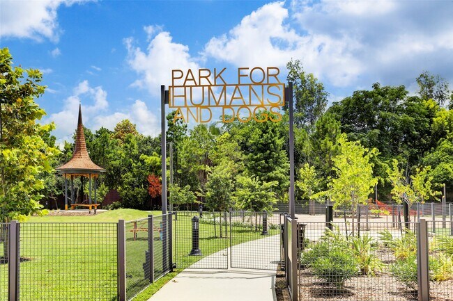 Building Photo - 2118 Sabine St