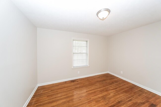 Building Photo - 3045 Beauchamp Dr
