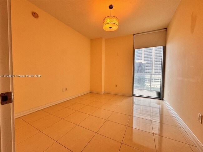 Building Photo - 1060 Brickell Ave