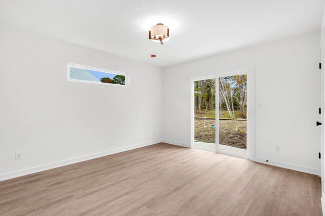 Building Photo - 964 W 9th St