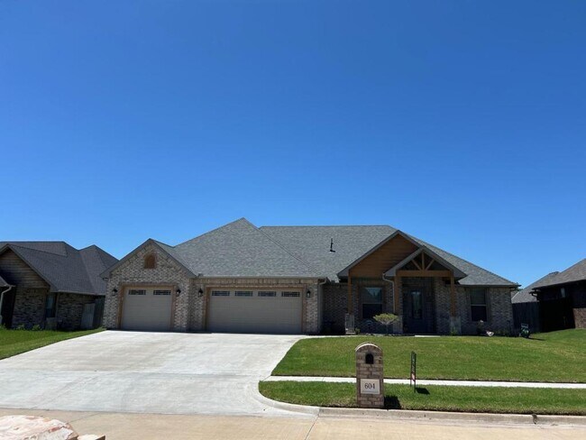 Primary Photo - 604 NW Newgate Dr