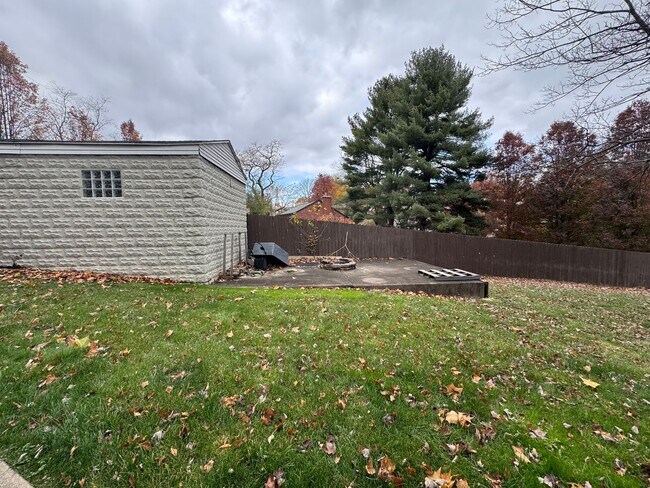 Building Photo - Spacious Private Oasis - 3 Bedroom 2 Bathr...