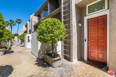 Courtyard Entry / Secured Access - 10911 Bluffside Dr