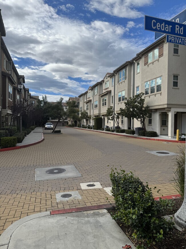 Building Photo - 14121 W Oak Ln