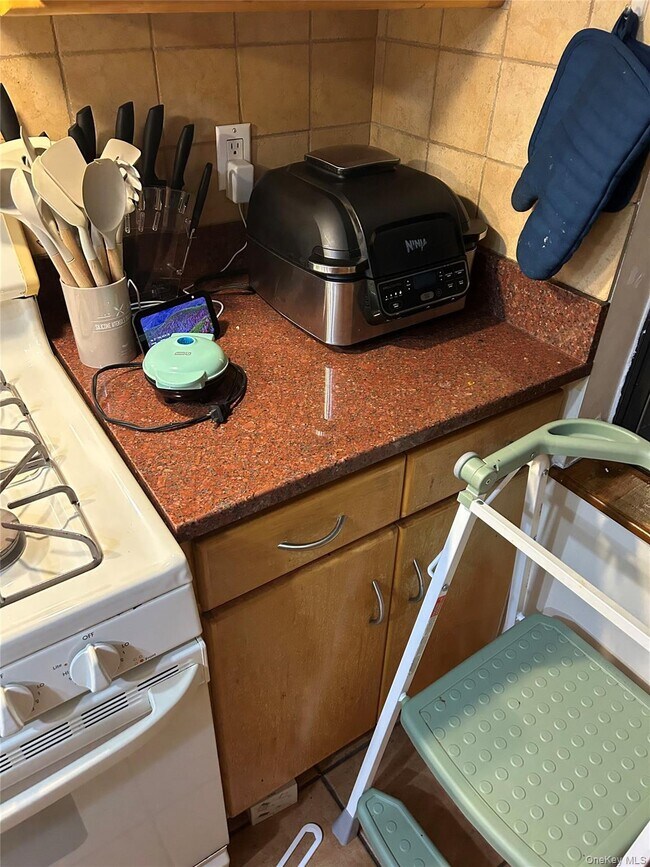 Building Photo - 31-05-31-33 33rd St