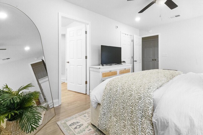 Building Photo - 2042 Delaware Ave