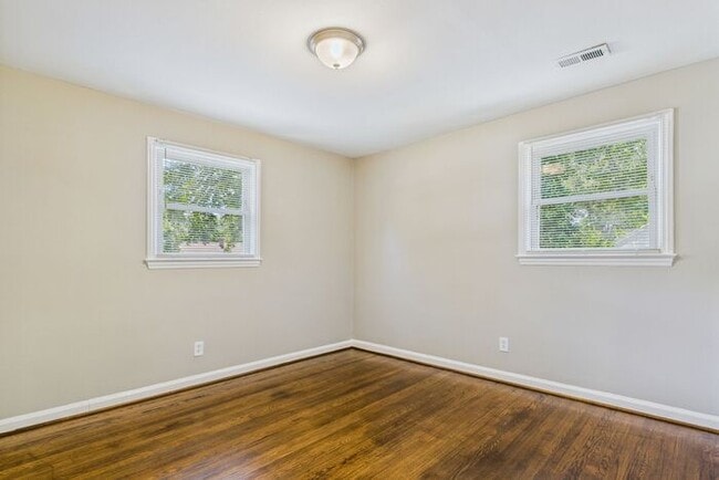 Building Photo - Updated home with New Kitchen, Hardwood Fl...