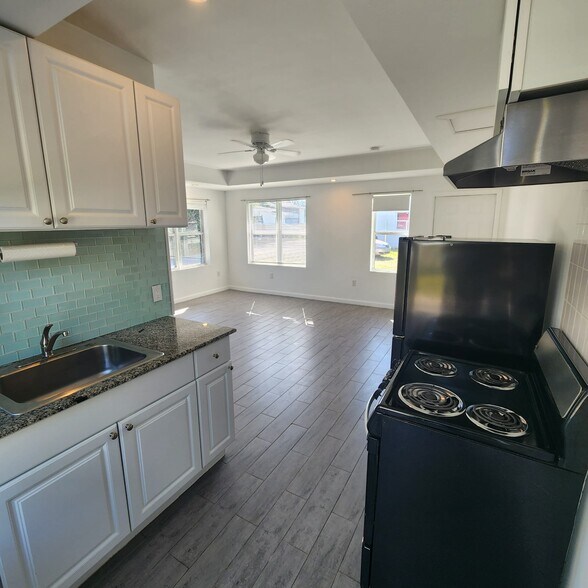 Building Photo - 14550 NE 2nd Ave