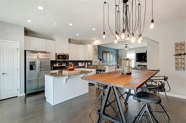 Building Photo - Beautifully Designed Townhome with Modern ...