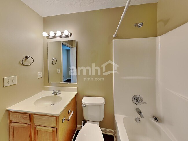 Building Photo - 10204 Meadow Glen Dr