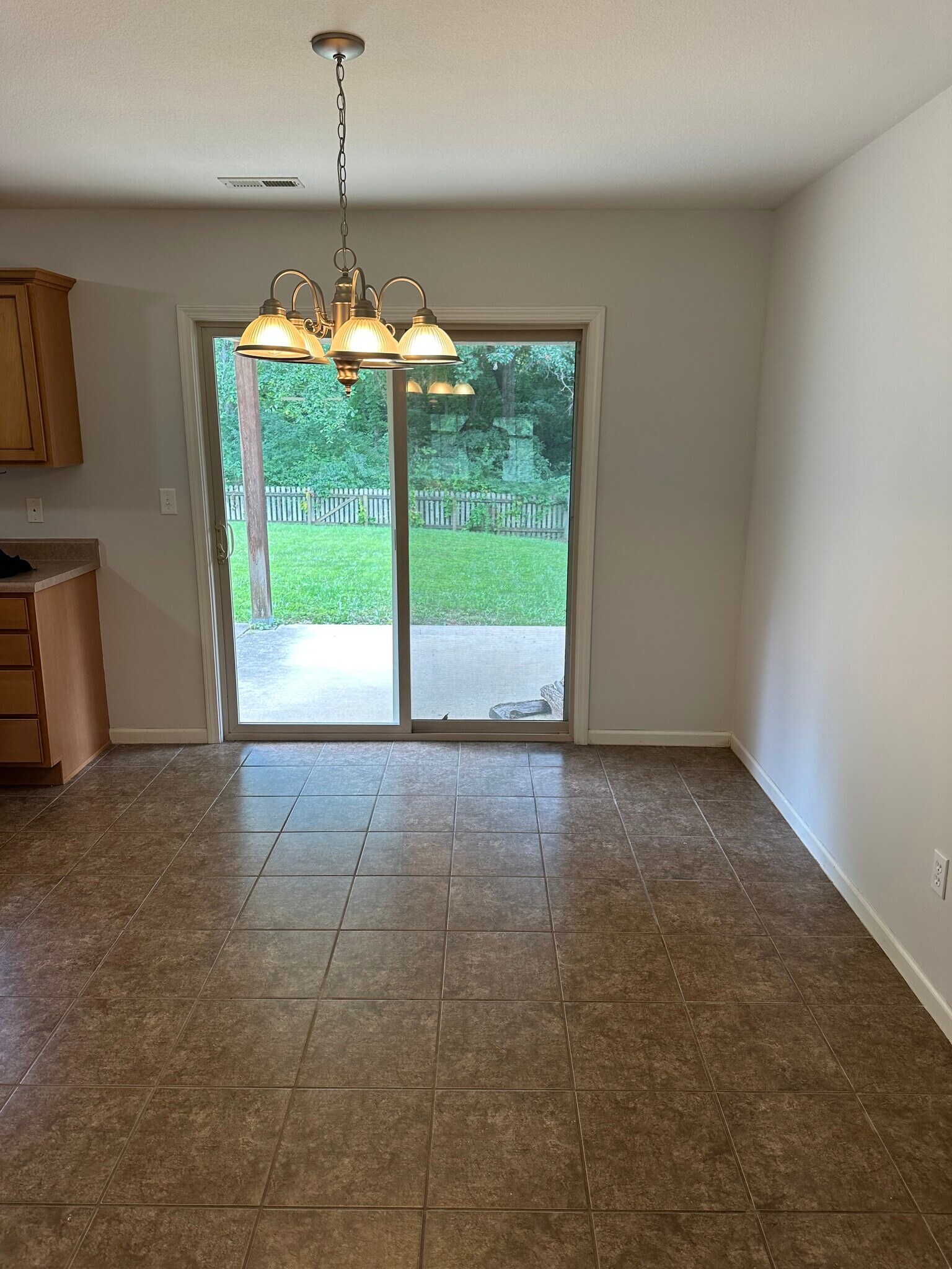Building Photo - 2210 Paw Print Ln