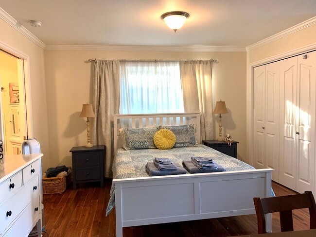 Building Photo - Spacious 3–4 Bedroom Rambler with Private Studio & Mount Baker Views