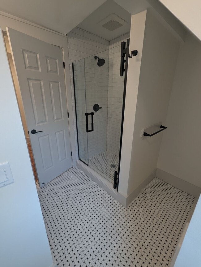 Building Photo - Brand-New Apartment in Historic Covington, New Appliances, In Unit Washer/Dryer