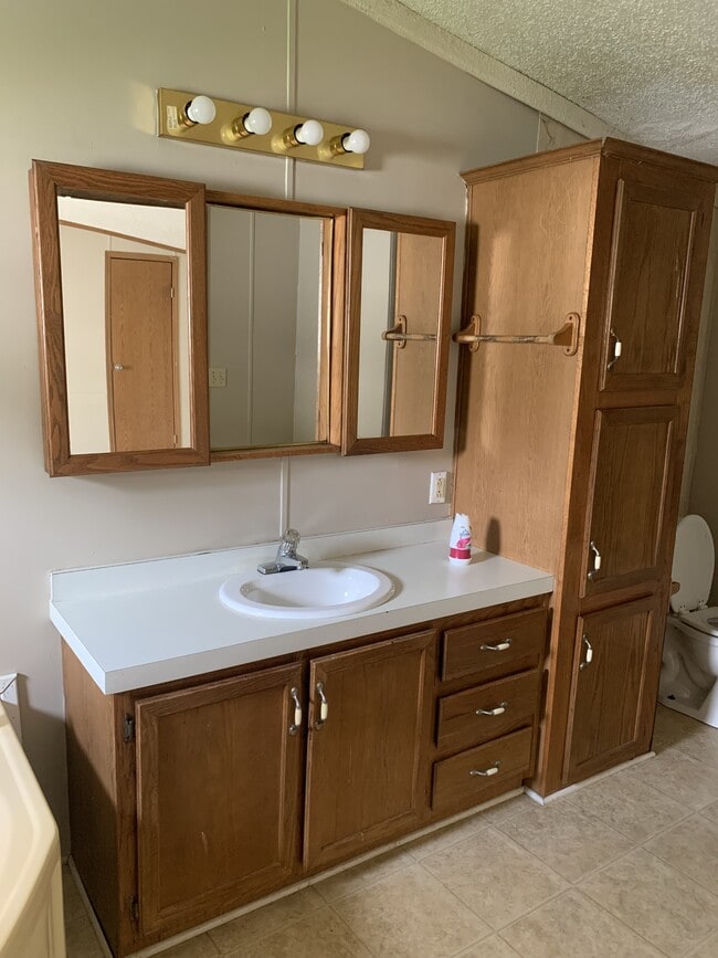 Building Photo - 122 Zackary St