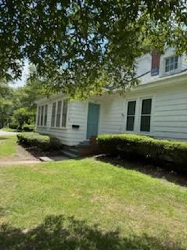 Building Photo - 2 bedroom, 1 bath house for rent