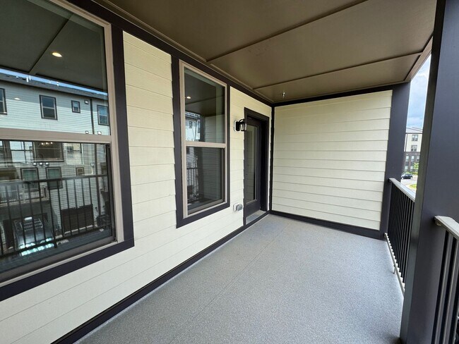 Building Photo - Stylish 3 Bed 2.5 Bath Interior Townhome I...