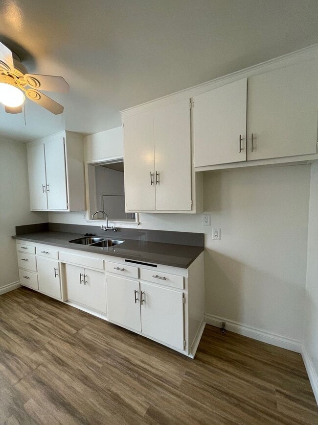 Building Photo - Long Beach 3 Bedroom 1.5 Bath House - 2 Ca...