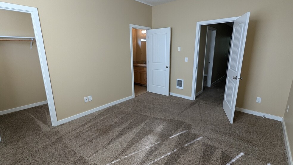 Building Photo - 10425 NE 5th Cir