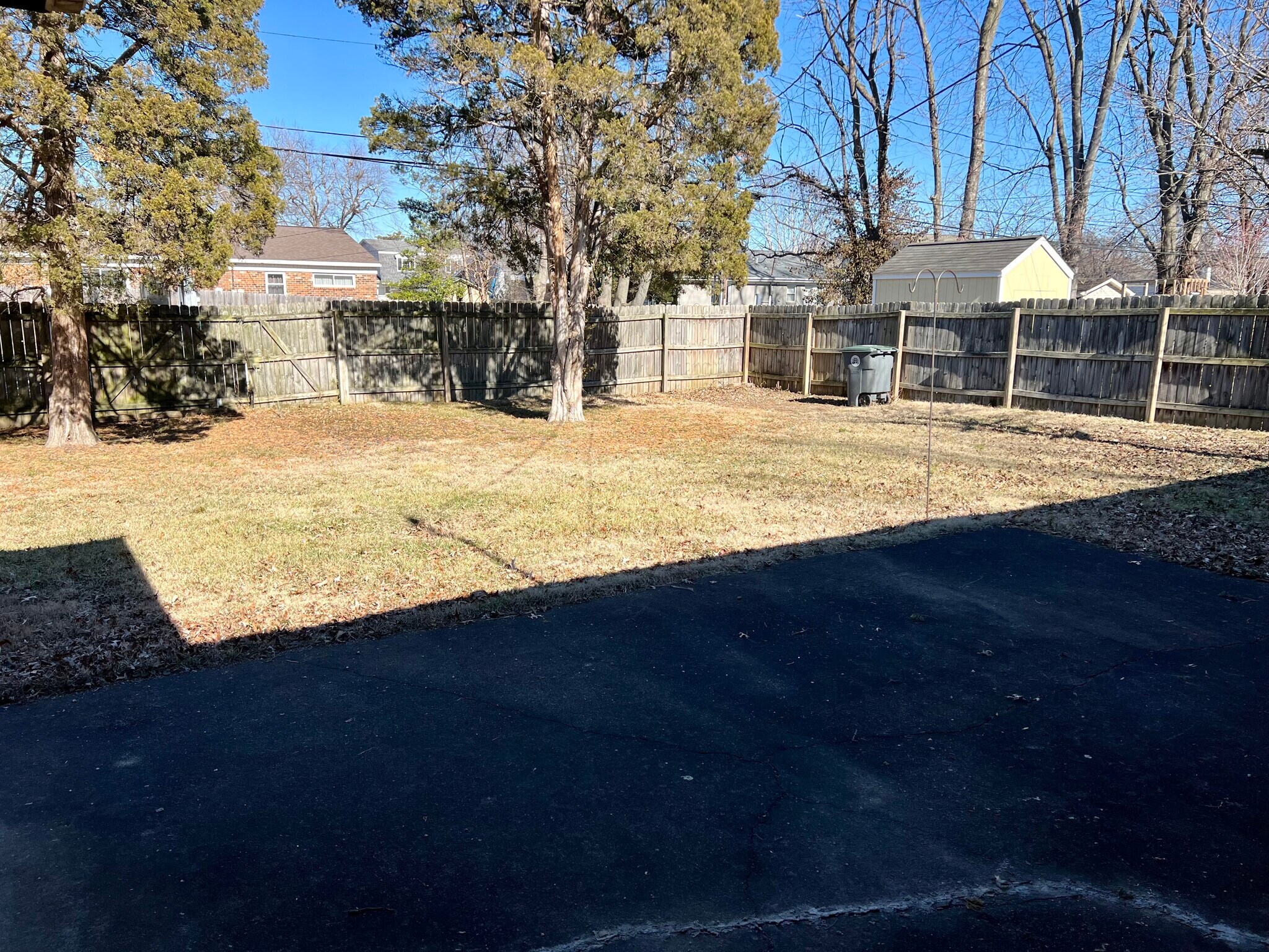 Building Photo - 6600 E Oak St