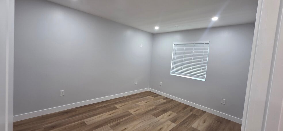 Building Photo - 1751 N Oxford Ave