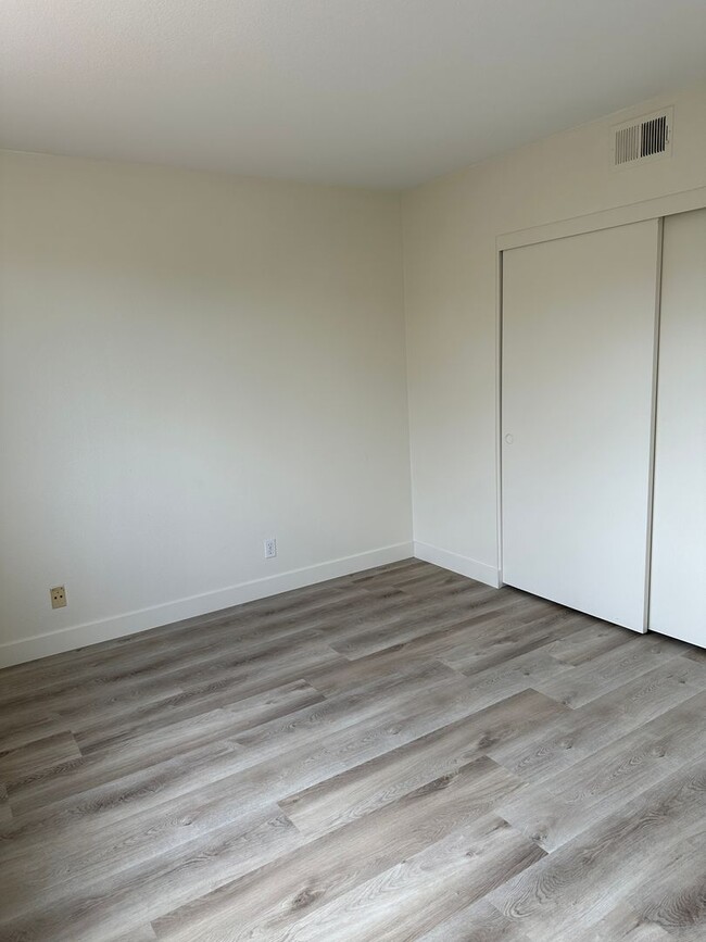 Building Photo - Centrally Located Townhome w/ 2 Car Garage...