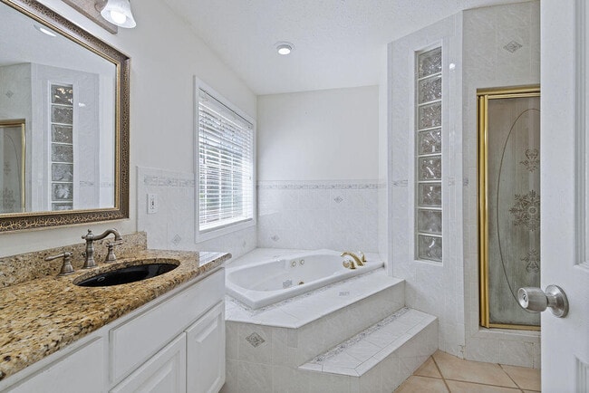 Building Photo - 208 Palm Cir