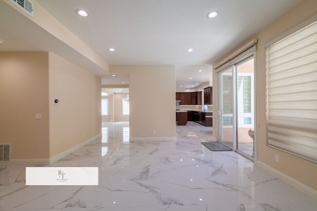 Building Photo - Stunning Remodeled Home in Walnut Valley U...