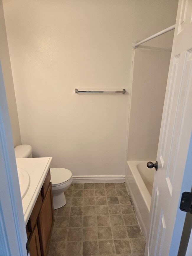 Building Photo - Beautiful 4 Bed, 2.5 Bath Townhome in Prim...