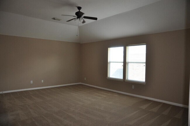 Building Photo - 2222 Drake Falls Dr