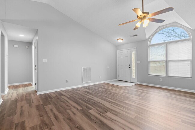 Building Photo - 305 Spring Valley Ln