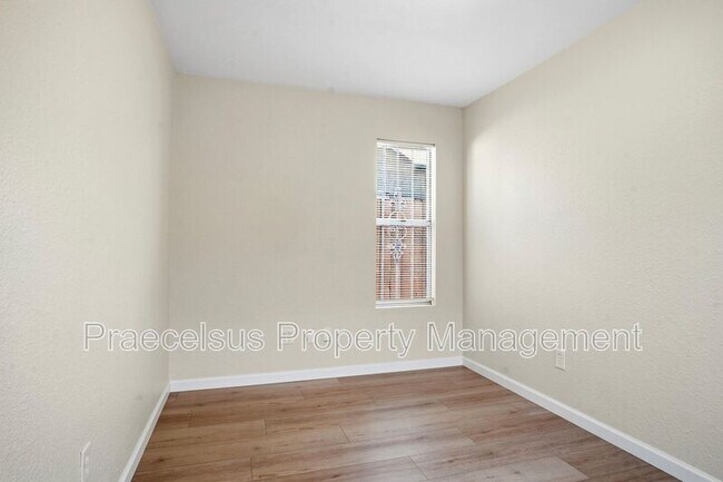 Building Photo - 3408 Clavelita St